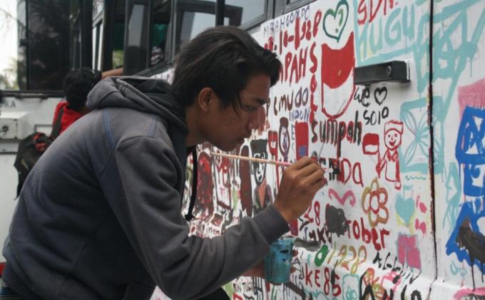 Mural On The Bus Tahun 2013 – Fakultas Seni Rupa dan Desain