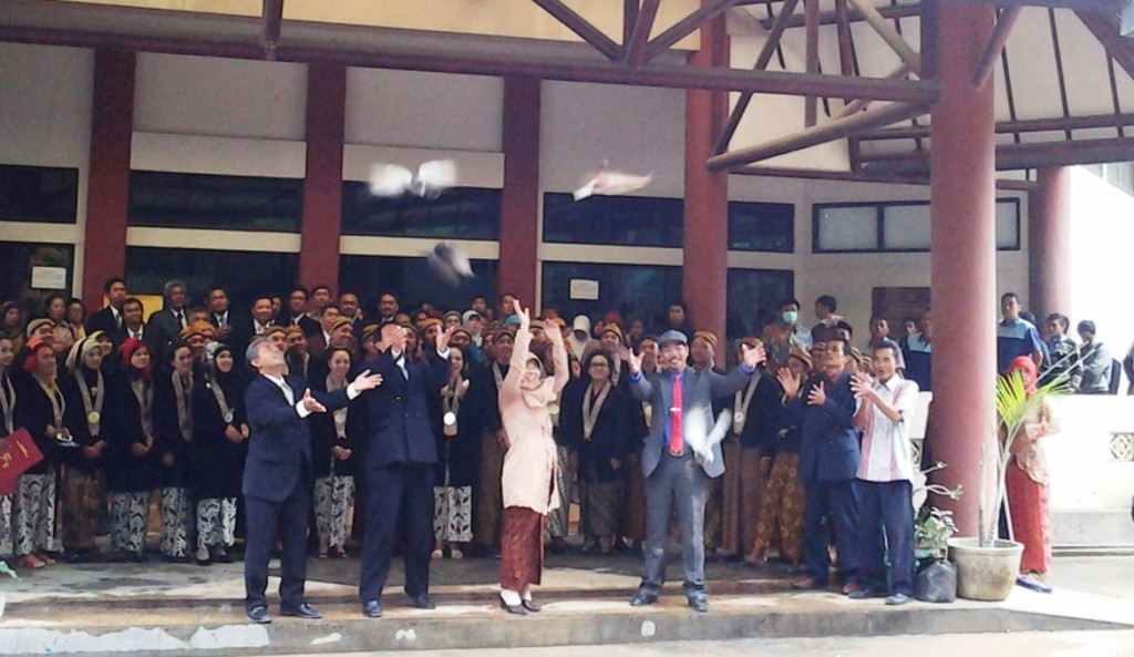isi-surakarta-lepas wisuda FSRD-5