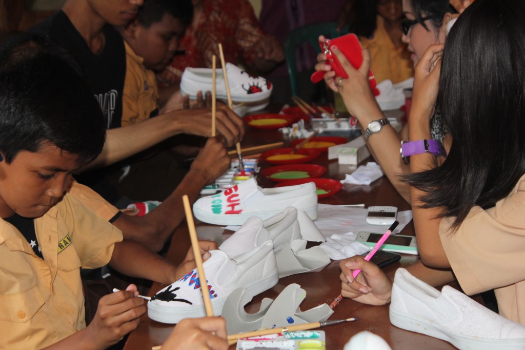 isi-surakarta-pelatihan lukis sepatu-3