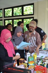 melihat hasil desain kemasan produk